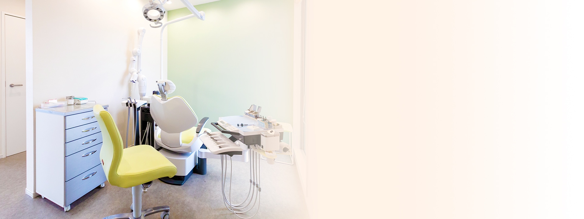 地域に根ざした歯科診療を目指し訪問診療（往診）にも積極的に取り組んでいます。